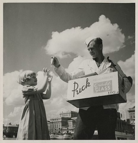 40-talet.-Puck-delas-ut.-Ur-GBs-arkiv-hos-Centrum-för-Näringslivshistoria.-GB-står-för-deponenten.-e1471011857993